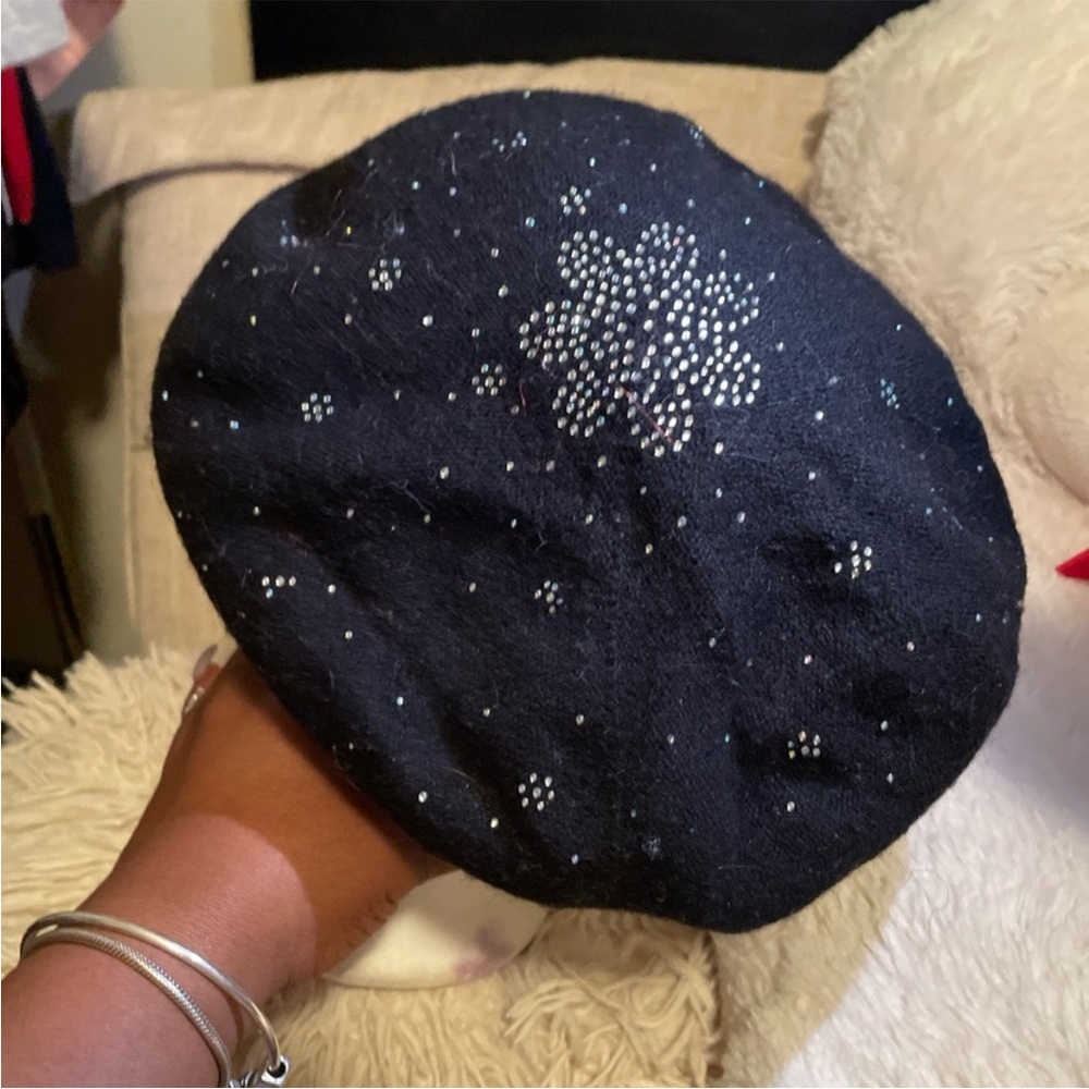 Elegant Black Beret with Sparkling Accents - Picture 2 of 3